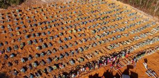 Fosas comunes llenas en cementerio de Brasil