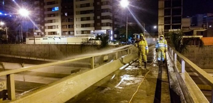 Desinfeccion de puentes peatonales de Paseo de la República