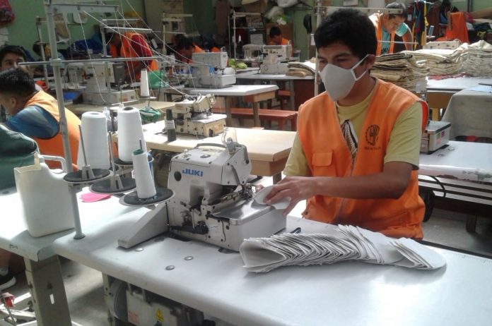 Internos de penales elaboran mascarillas