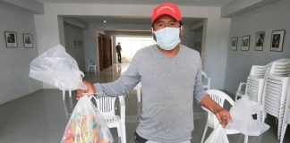 Recicladores de SJM reciben canastas de víveres