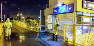 Desinfectan exteriores de estaciones del Metropolitano