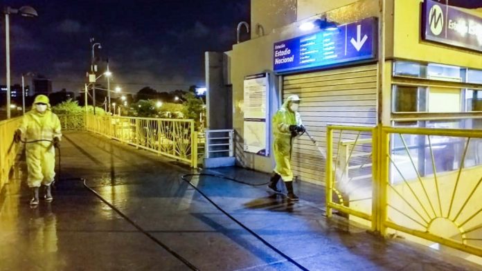 Desinfectan exteriores de estaciones del Metropolitano