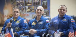 Los astronautas estadounidense Chris Cassidy y rusos Anatoly Ivanishin e Ivan Vagner hablan sobre su viaje a la Estación Espacial Internacional el 8 de abril de 2020 en el cosmódromo de Baikonur, en Kazajistán Andrey Shelepin Agencia Espacial Rusa Roscosmos