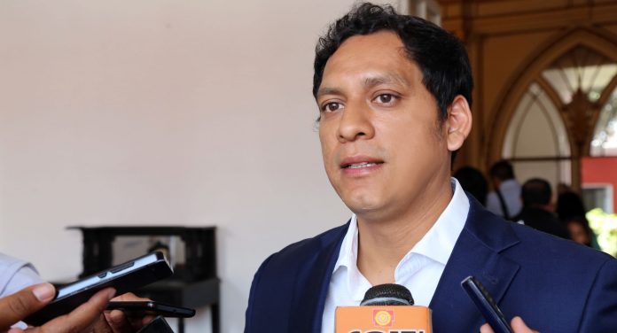 Luis Valdez Farías