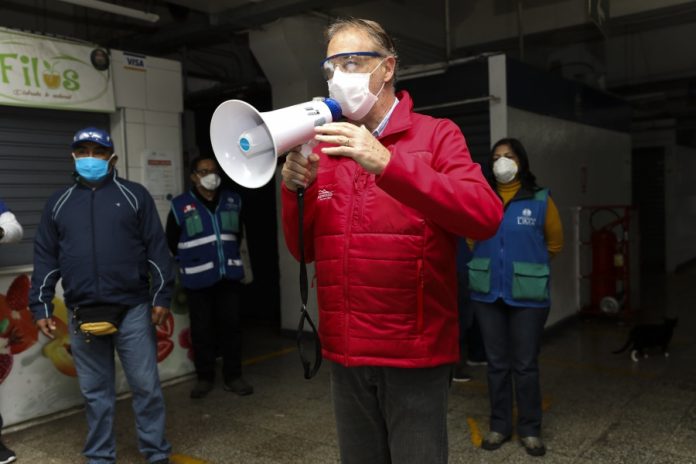 Alcalde Muñoz fiscalizó desinfección en mercado Ramón Castilla