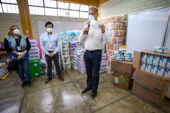 Muñoz recibe donación de 94 mil mascarillas para albergues