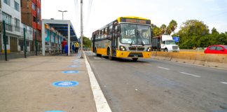 Colocan señalización en los paraderos para distanciamiento social