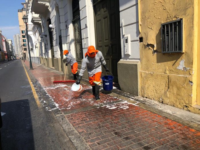 Desinfectan alrededores del Centro Histórico