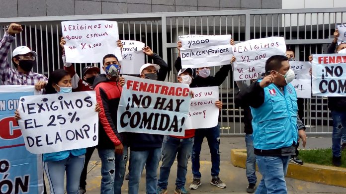 Obreros protestan en exteriores de Ministerio de Vivienda Obreros protestan en exteriores de Ministerio de Vivienda