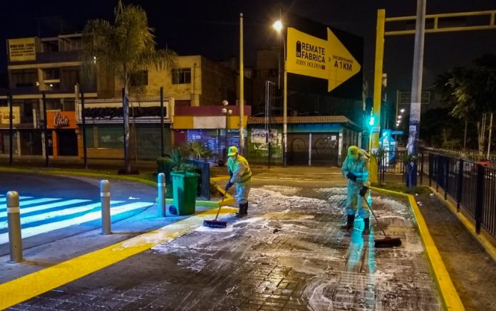 Desinfectan exteriores de estaciones Naranjal y Matellini