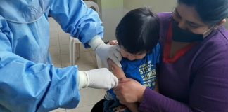 Vacunan a menores de 3 años en Barrios Altos Vacunación