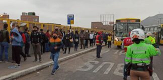 Paraderos se convierten en focos infecciosos en primer día de desconfinamiento Paraderos de transporte público