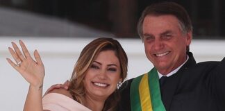 Jair Bolsonaro con su esposa