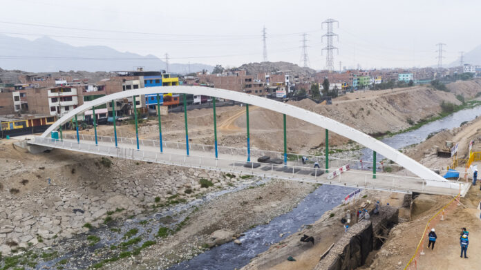 Puente peatonal Malecón Checa