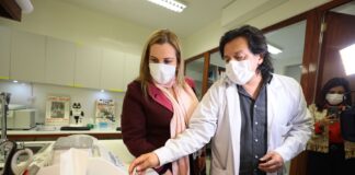 neurobiólogo Edward Málaga-Trillo, quien lidera el equipo abocado al proyecto en la Universidad Peruana Cayetano Heredia, prueba molecular