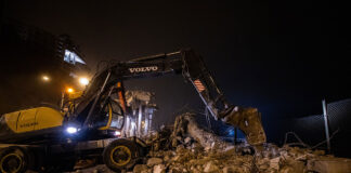 Retiran antiguo puente inconcluso en la Costa Verde