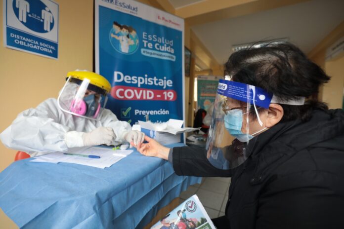EsSalud vacunó a más de 160 mil adultos mayores contra influenza y neumococo