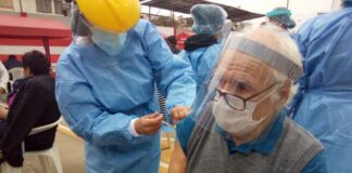 Maestros jubilados de SJM reciben pruebas de descarte COVID-19