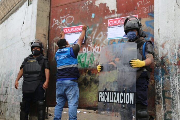 Clausuran almacenes informales en el Cercado