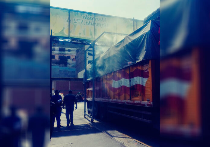 Con sistema de nebulización se desinfectan camiones en Mercado de Frutas