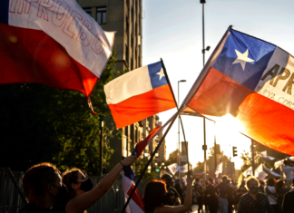 Chilenos felices tras derrota a Constitución de Pinochet