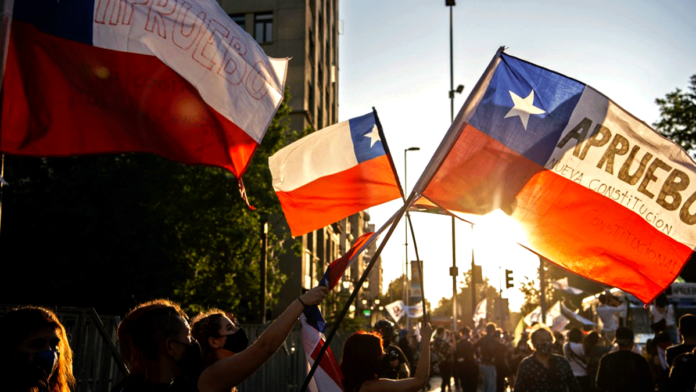 Chilenos felices tras derrota a Constitución de Pinochet