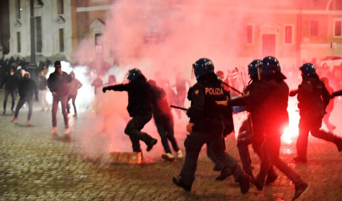 Con palos y piedras italianos protestaron contra nuevas medidas por el coronavirus