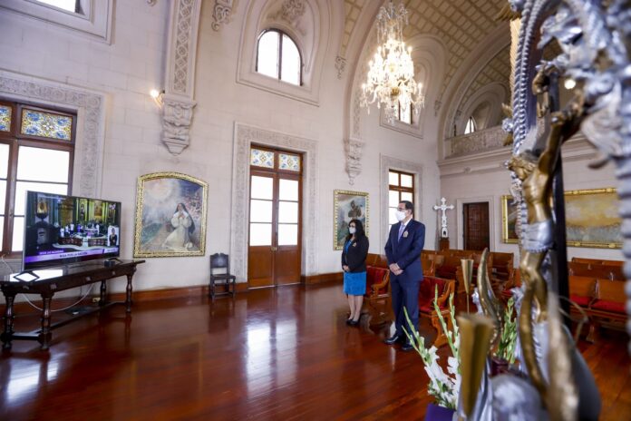 A Martín Vizcarra solo le queda rezar