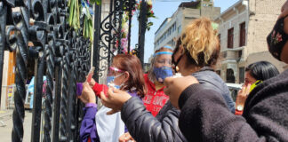 Fieles se congregan en exteriores de la iglesia Las Nazarenas