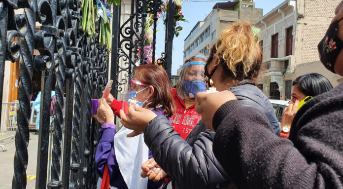 Fieles se congregan en exteriores de la iglesia Las Nazarenas