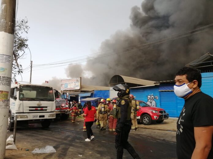 Incendio en la Cachina Fashion de SJL Incendio en la Cachina Fashion de SJL