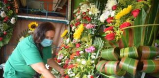 Vendedores de flores piden no cerrar cementerios Vendedores de flores