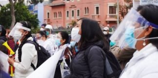 Médicos realizan nuevo plantón en frontis del Minsa