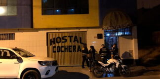 En cuarto de hotel envenena a su hijo y se corta el cuello