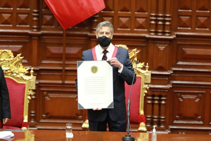 Francisco Sagasti juró como nuevo mandatario del Perú hasta el 2021