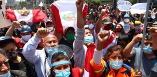 Peruanos celebran en las calles renuncia de Manuel Merino