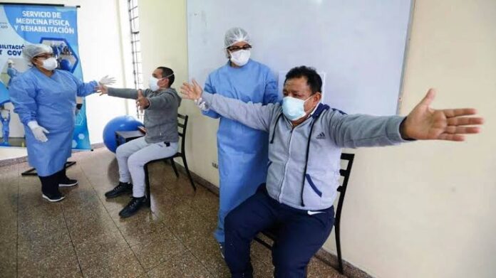 Médicos que vencieron al Covid-19 siguen rehabilitación