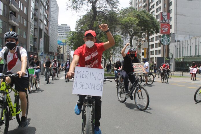 Miles de peruanos participan en bicicleteada por la democracia