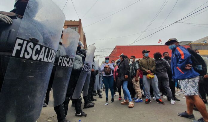 Comerciantes y fiscalizadores se enfrentan en Gamarra