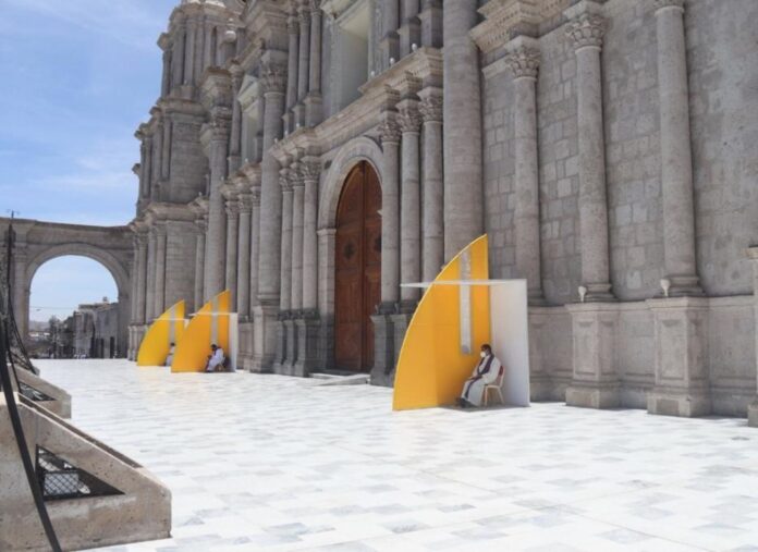 Instalan confesionarios en atrio de catedral de Arequipa