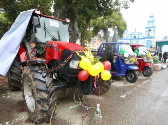 Entregan maquinaria a organizaciones agrarias