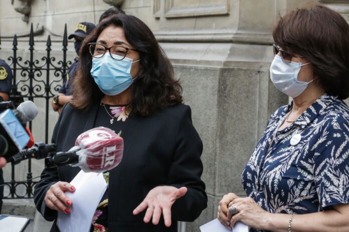 Violeta Bermúdez y Pilar Mazzetti