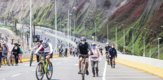 Ciclistas en Costa Verde