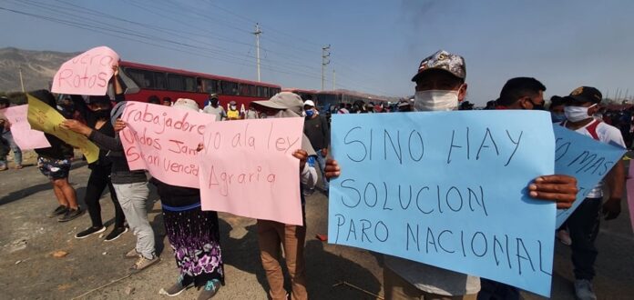 Trabajadores agrarios bloquean la Panamericana Norte Trabajadores agrarios bloquean la Panamericana Norte