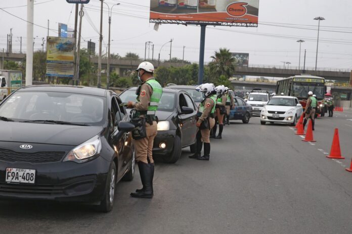 En nuevo toque de queda PNP multó a 473 conductores