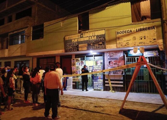 En balacera disparan contra dos hombres en cabina de internet