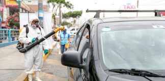 Realizan desinfección gratuita de taxis autorizados