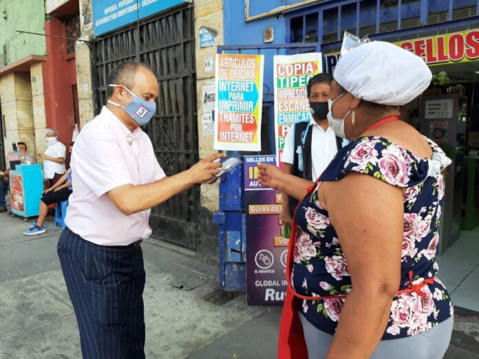 Candidato al Congreso por APP en el Callao, Miguel Ferreyra entregó gratuitamente mascarillas a comerciantes