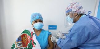 Personal médico recibe segunda dosis de vacuna COVID-19