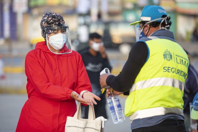 Mercado Mayorista entrega mascarillas y faciales a visitantes